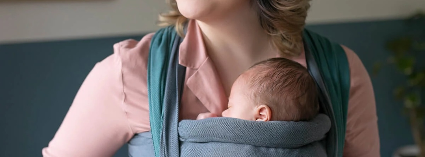 How babywearing supports your premature baby's development